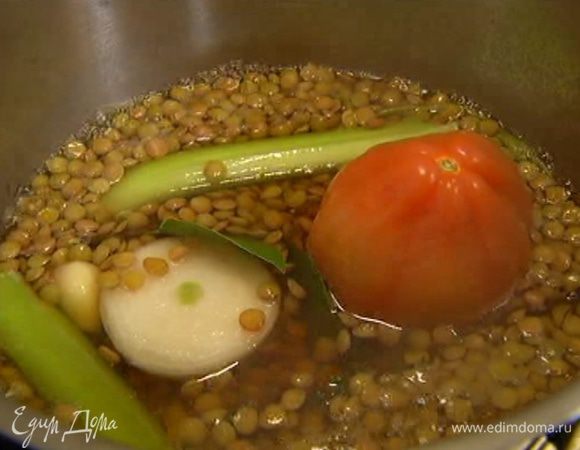 Чечевицу залить водой и довести до кипения, затем добавить помидор, почищенные лук и чеснок, сельдерей, лавровые листья, тимьян и отварить чечевицу до готовности (не солить!).