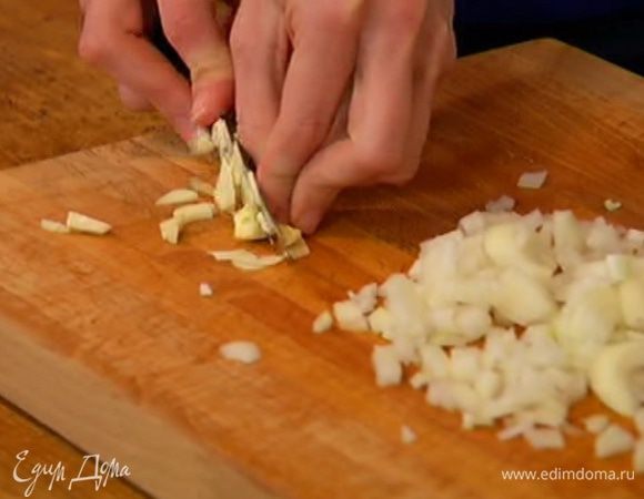 Луковицу и чеснок почистить и мелко порубить.