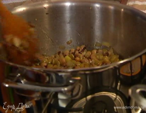 Из бульона с чечевицей вынуть все овощи, лавровые листья и веточку тимьяна, добавить отваренную фасоль, обжаренные грибы с луком, все перемешать.