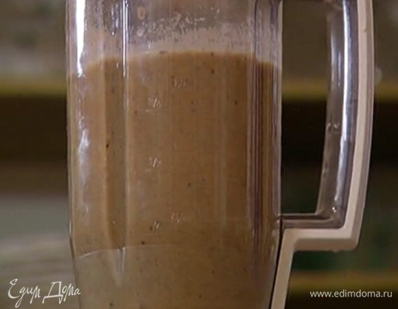 2/3 фасоли с чечевицей выложить в блендер, влить через сито воду, в которой замачивались грибы, и все взбить в пюре. Добавить сливки, посолить, поперчить и взбить все еще немного.