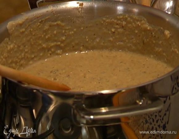 Пюре со сливками вылить обратно в кастрюлю с фасолью и чечевицей, все перемешать и еще немного прогреть на медленном огне (прогревать недолго, чтобы не свернулись сливки!).