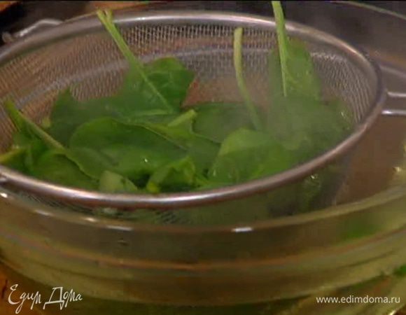 Шпинат поместить в дуршлаг и ошпарить кипятком.