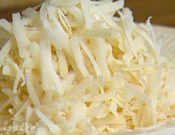 Сыр натереть на крупной терке.