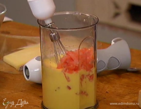 Семгу нарезать небольшими кусочками, выложить к яйцам со сливками, добавить половину измельченного укропа и все перемешать.