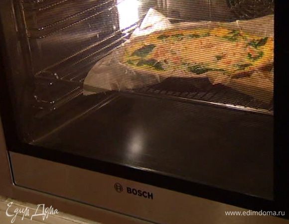 Понизить температуру в духовке до 200ºС и выпекать киш в течение 15–20 минут.