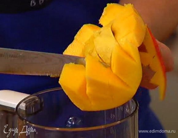 Манго очистить и, удалив косточку, нарезать.