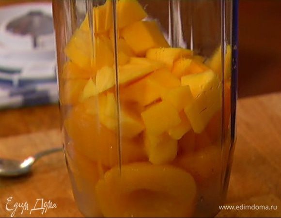 Персики и манго выложить в чашу блендера.