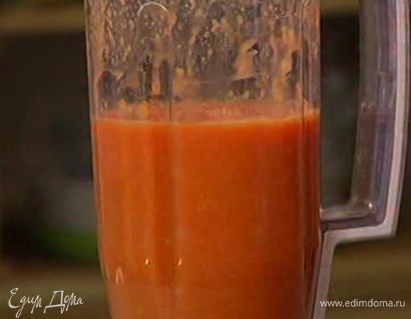 Влить сок красных апельсинов и взбить все в однородную массу.