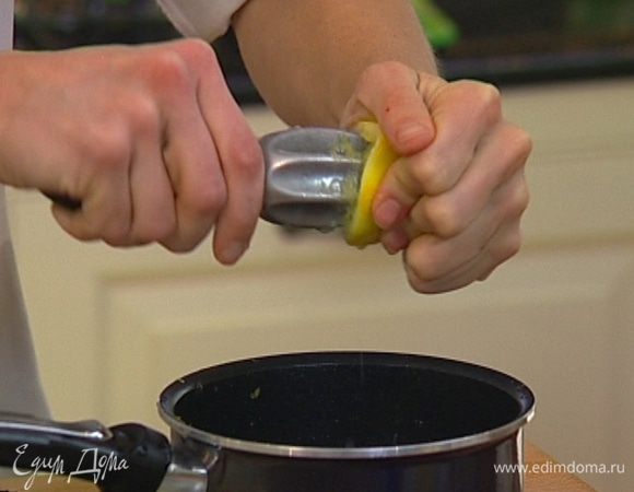 Из половинки лимона выжать сок и добавить в блендер.