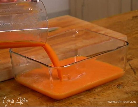 Взбить массу еще немного, затем перелить в широкую емкость, чтобы слой получился не слишком высоким, закрыть крышкой и отправить в морозилку на полтора часа.