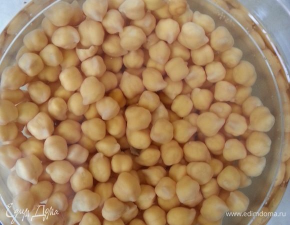 Горох нут промываем и замачиваем на ночь в холодной (!) воде. Вот такой он утром.