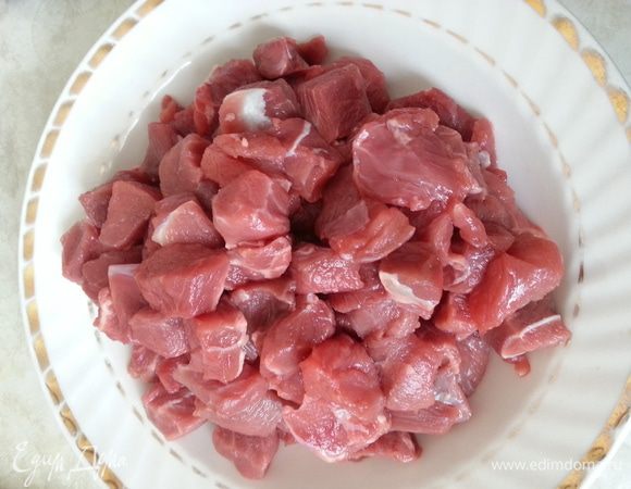 Мясо освобождаем от пленок и нарезаем мелким кубиком.