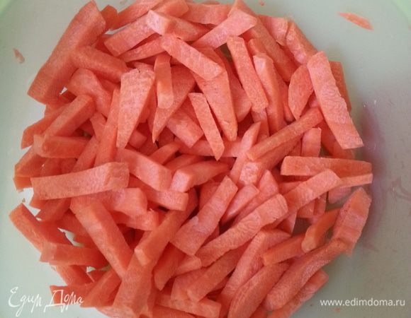 Морковь нарезаем брусочками. В принципе, моркови надо больше, но мой старший сын есть откажется, поэтому у меня мало.