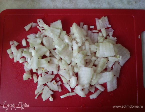 Лук режем кубиком.