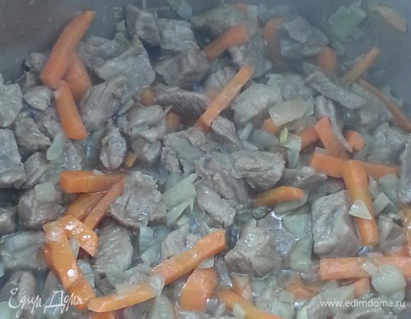 Включаем программу "Жарка" на 25 минут, наливаем 75 мл рафинированного масла, разогреваем. Я готовлю в мультиварке, поэтому знаю по минутам: 3 минуты на разогрев масла, затем мясо, через 10 минут лук и морковь, постоянно помешиваем. Через 7 минут вливаем 500 мл. очень теплой воды, солим и хорошо перемешиваем.