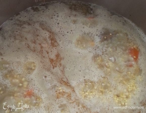 Когда вода закипела (к этому времени заканчивается программа "Жарка"), выкладываем нут (без воды), затем пшено и рис. Разравниваем, но не перемешиваем. Включаем программу "Рис".