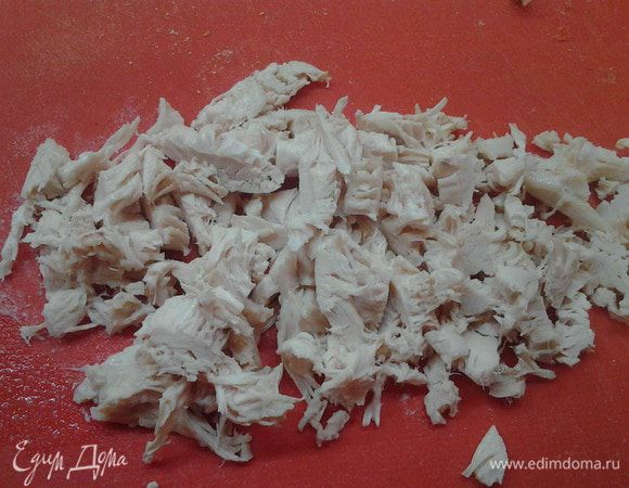 Куриную грудку отварить. Охладить и нарезать соломкой.