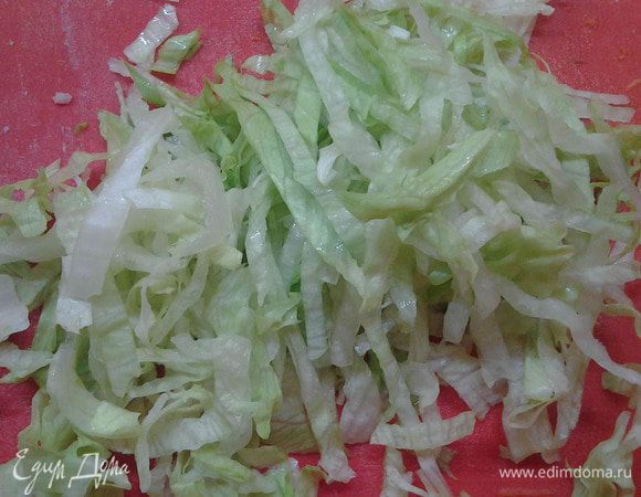 Капусту нашинковать.