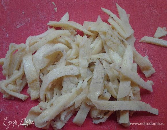 Яйца взбить. Добавить муку и воду. Испечь омлетный блинчик. Остудить его и нарезать соломкой.