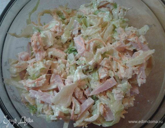 Все ингредиенты смешать, добавить морковку. Заправить майонезом.