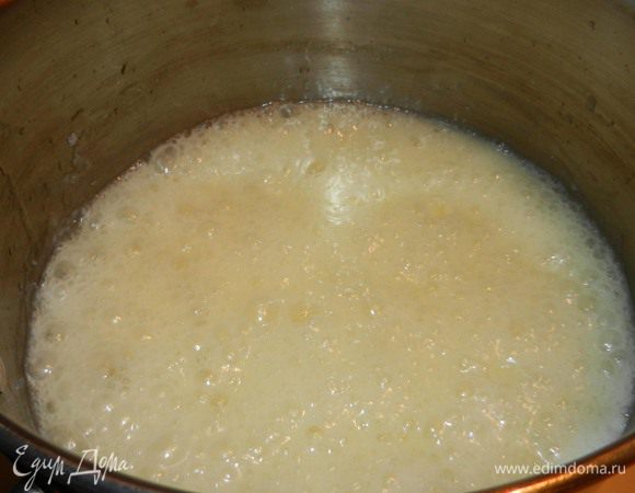 Разогреть в непригорающей емкости на среднем огне: сахар, сливки, масло и белый сироп. Кипятить около 30 минут, без помешиваний. Готовность можно проверять так: Капельку смеси опустить в холодную воду - она должна превратиться в круглый шарик. Снять с огня. Добавить шоколад и маршмеллоу-крем. Перемешать до однородности, чтобы шоколад растаял.
(Примечание: Если нет маршмеллоу крема, можно растопить и охладить маршмеллоу).