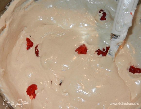 Добавить глазированные желейные вишенки. Перемешать.