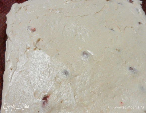 Выложить в смазанную, застеленную непригарающей бумагой, стеклянную форму размером 20*20 см. Охладить. Разрезать на квадраты, может получиться 25-36 кусков, в зависимости от того как вы порежете.
(Совет: чтобы легко т ровно разрезалось, нужно мокать нож в горячую воду).