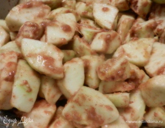 Разогреть духовку до 190°C. В большой емкости соединить очищенные и кусочками нарезанные яблоки (штук 6), цедру 1 лимона и 1 апельсина, выжать сок половины лимона и сок 1 апельсина. Добавляем 1/2 ст. белого сахара, 2 ст.л. муки и 1 ч.л. молотой корицы. Хорошенько перемешать. 