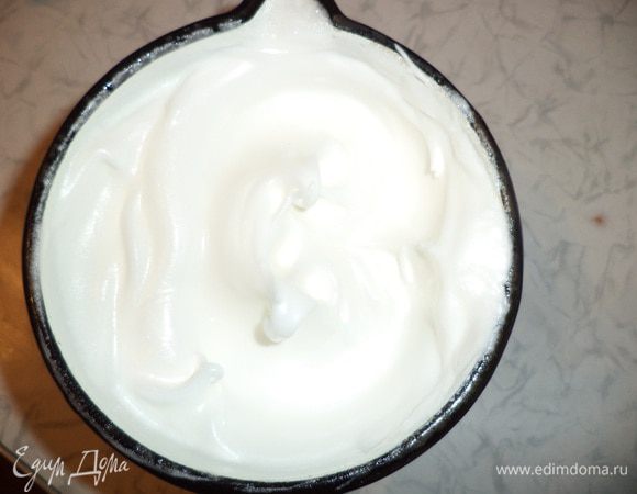 Для бисквита взбить белки в пену с половиной сахара.