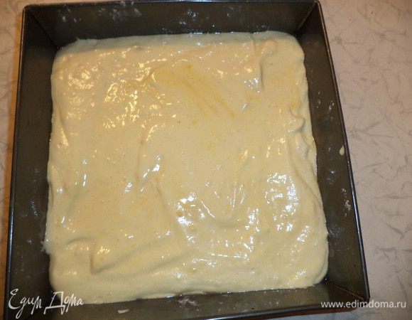 К желткам добавить крахмал, муку и разрыхлитель. Добавить белки и аккуратно перемешать. Тесто выложить в квадратный или прямоугольный противень. Выпекать при температуре 180 градусов 15-20 минут.