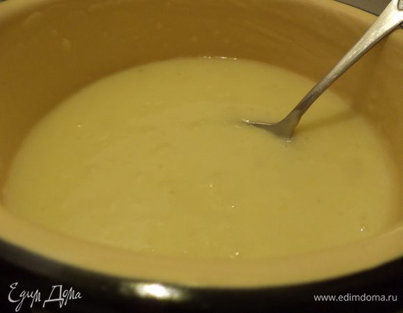 Для мусса перемешать 100 г сахара, крахмал и яйца. Понемногу влить горячее молоко, тщательно перемешать, чтобы не было комочков. На маленьком огне проварить до загустения. Желатин растворить в лимонном соке. Дать набухнуть, ввести в горячий заварной крем.