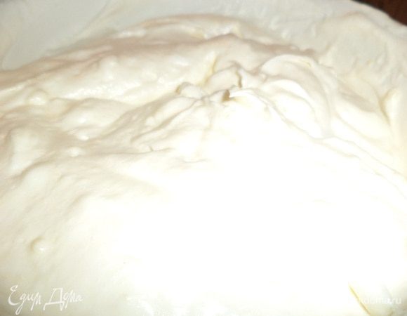 Сливки и 100 г сахара взбить. Добавить взбитые сливки в остывший крем, тщательно перемешать. Поставить в холодильник.