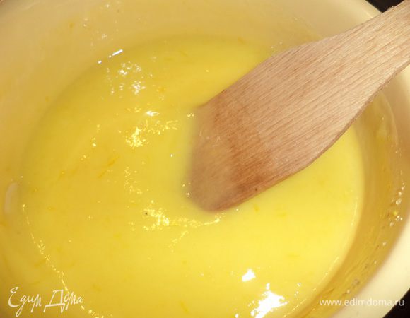 Для лимонного курда взбить яйца в пышную пену.
Соединить сок 2 лимонов, цедру 1 лимона и сахар. Поставить на маленький огонь, довести до кипения. Тонкой струйкой влить взбитые яйца. Перемешать, вернуть на маленький огонь, довести до кипения, постоянно помешивая. Остудить.