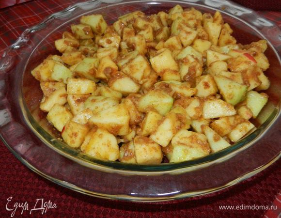 Выкладываем на блюдо для выпечки. (Casserole dish). Ставим в сторонку на лист для выпечки (на случай, если яблочный сок будет убегать).