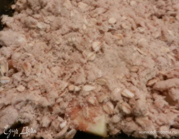 Равномерное выкладываем на блюдо поверх яблок. Выпекаем в духовке в течение 35-40 минут, будет коричнево-золотистого цвета и пузыриться.