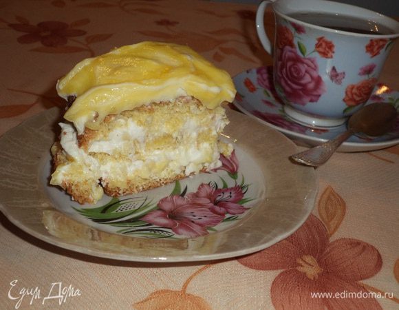 Бисквит разрезать на 3 пласта. 
Собираем наше пирожное следующим образом:
бисквит, треть мусса, бисквит, половина курда, треть мусса, бисквит, оставшийся мусс и оставшийся курд. Положить на 2 часа в холодильник. Приятного аппетита!