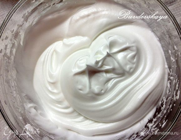 Белки взбейте с солью в крепкую пену. Продолжайте взбивать, постепенно добавляя сахарную пудру, до образования стойких пик.