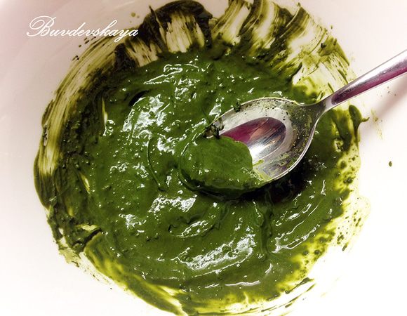 Залейте чай Матча 2 ст. л. горячей воды (температура около 70 градусов) и тщательно разотрите до образования жидкой кашицы. Добавьте воду цветков апельсина, ароматизатор «ром» (2-3 капли), апельсиновую эссенцию  (3-4 капли) и перемешайте. Добавьте в  крем и перемешайте до однородности.