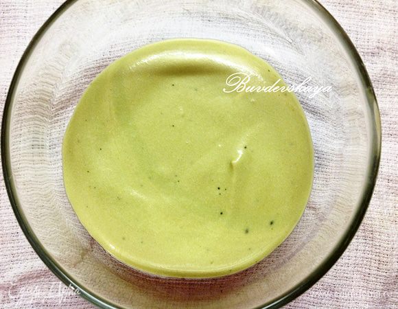 На дно креманок (или в одну большую форму) выложите  немного крема. 