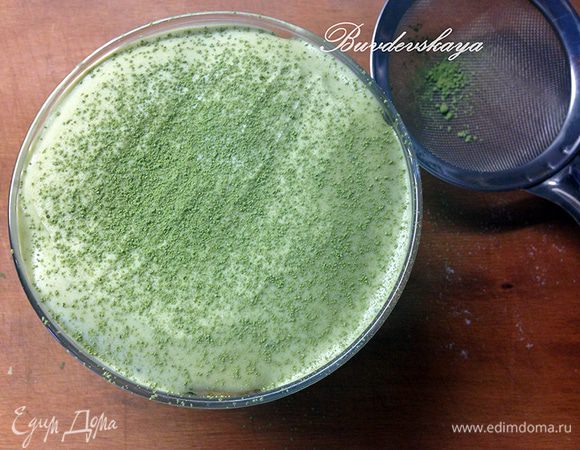 Затем опять выложите слой крема и повторите всё в той же последовательности, последним должен быть слой крема.
Поместите десерт в холодильник минимум на 4-6 часов (лучше на ночь). Перед подачей посыпьте десерт порошком чая  Матча через мелкое ситечко и украсьте листиками мяты, коктейльной вишни и печеньем савоярди, разрезанным на 2 половинки. ENJOY !
