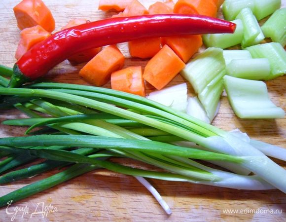 Вымыть зеленый лук, чили сельдерей. Морковь почистить. Чили освободить от семян (если любите острое, часть семян можно оставить). Крупно порезать овощи. Прокрутить овощи в комбайне с насадкой-нож. 