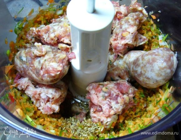 Освободить колбаски от оболочки. Добавить к овощам. А также отправить в овощную смесь фенхель и орегано. Пробить в пульсирующем режиме.