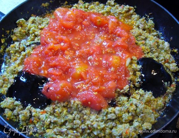 В сковороду добавить бальзамический крем (в оригинале – уксус бальзамический – 4 ст. л., просто у меня под рукой крем оказался, он более густой). Досолить, поперчить фарш. 
Слить воду с макарон, часть отвара сохранить.
Отправить пасту в сковороду, перемешать. Если нужно, долейте воду, оставшуюся от варки макарон. 
