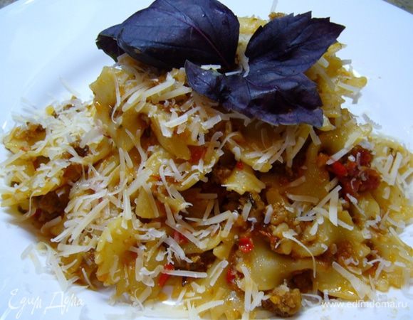 При подаче натереть сверху пармезан, украсить базиликом (у меня – реган) и подавать! 