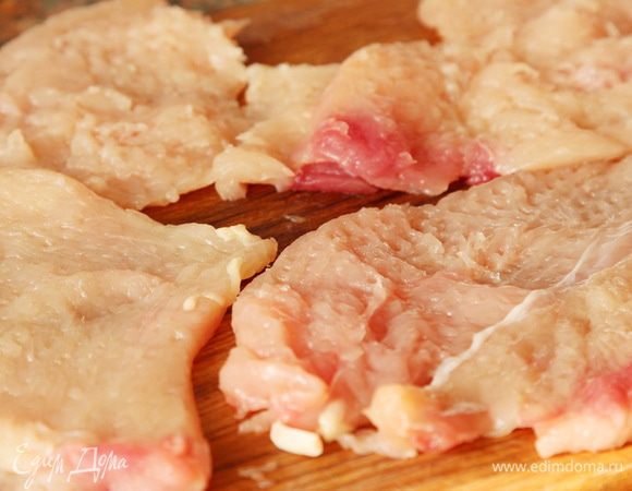 Отделяем филе от кости и разделываем на 8 порций. Я сначала отделяю мягкую часть филе, затем разрезаю оставшуюся часть пополам. Образовавшуюся "треугольную" часть подрезаю вдоль волокон и разворачиваю в пласт. Оставшийся толстенький кусок разрезаю вдоль волокон пополам - получается два куска. Таким образом, из 2 филе у нас получается 8 порций. Аккуратно отбиваем каждую, легко и без фанатизма, растягивая в процессе отбивания. Получатся довольно крупные и тонкие кусочки.