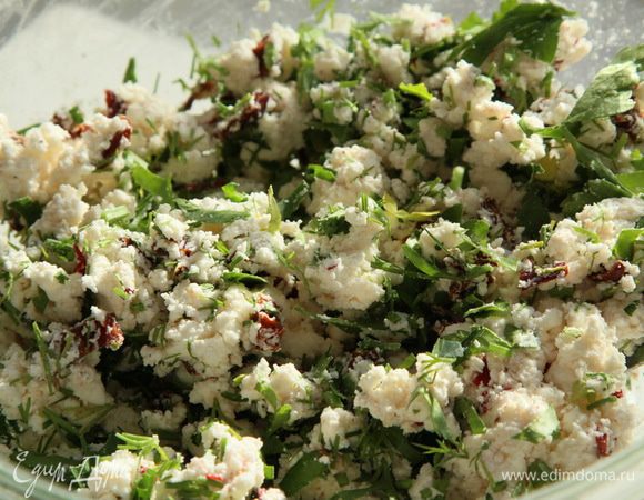 Разминаем брынзу с добавками, добавляем рубленную зелень (2 столовые ложки) и хорошо перемешиваем.