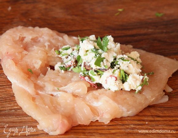 Теперь берем кусок филе и на одну половину выкладываем начинку.