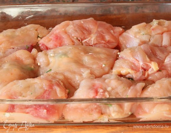 В огнеупорную форму складываем наши порции.