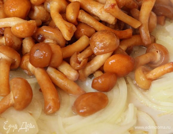 Лук нарезаем полукольцами, отправляем на сковороду пассероваться. Добавляем грибы (у меня опята).