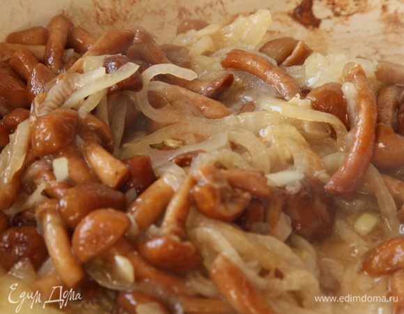 Тушим до выпаривания жидкости.